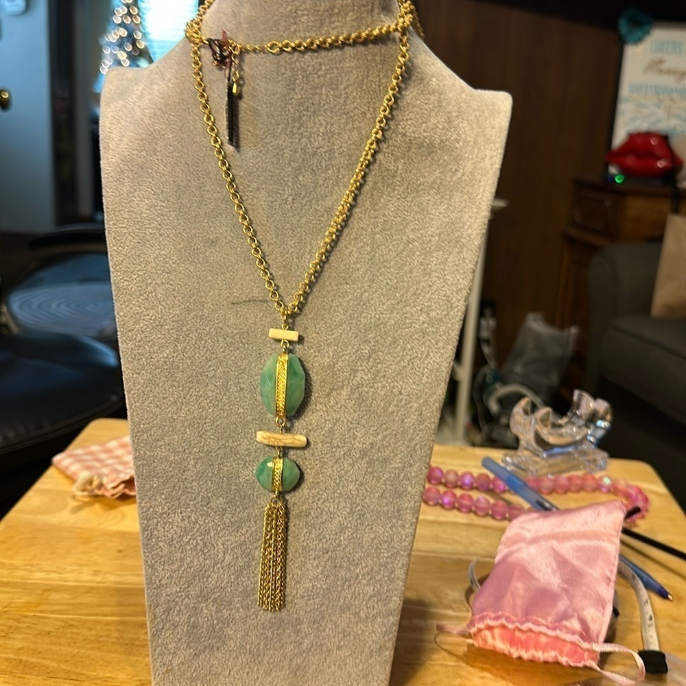 Necklace absolutely beautiful new with tags.​
